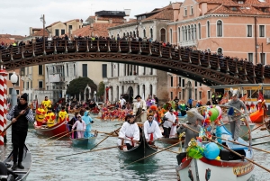 Giro in gondola e tour a piedi di Venezia