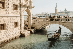Giro in gondola e tour a piedi di Venezia