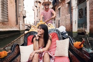 Private Photoshoot of Your Gondola Ride in Venice