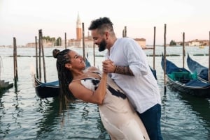 Private Photoshoot of Your Gondola Ride in Venice