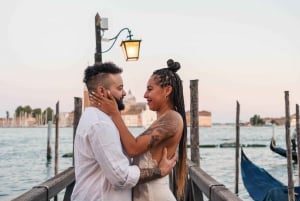 Private Photoshoot of Your Gondola Ride in Venice