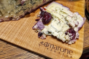 Italialaisen viinin ja juuston maistelu