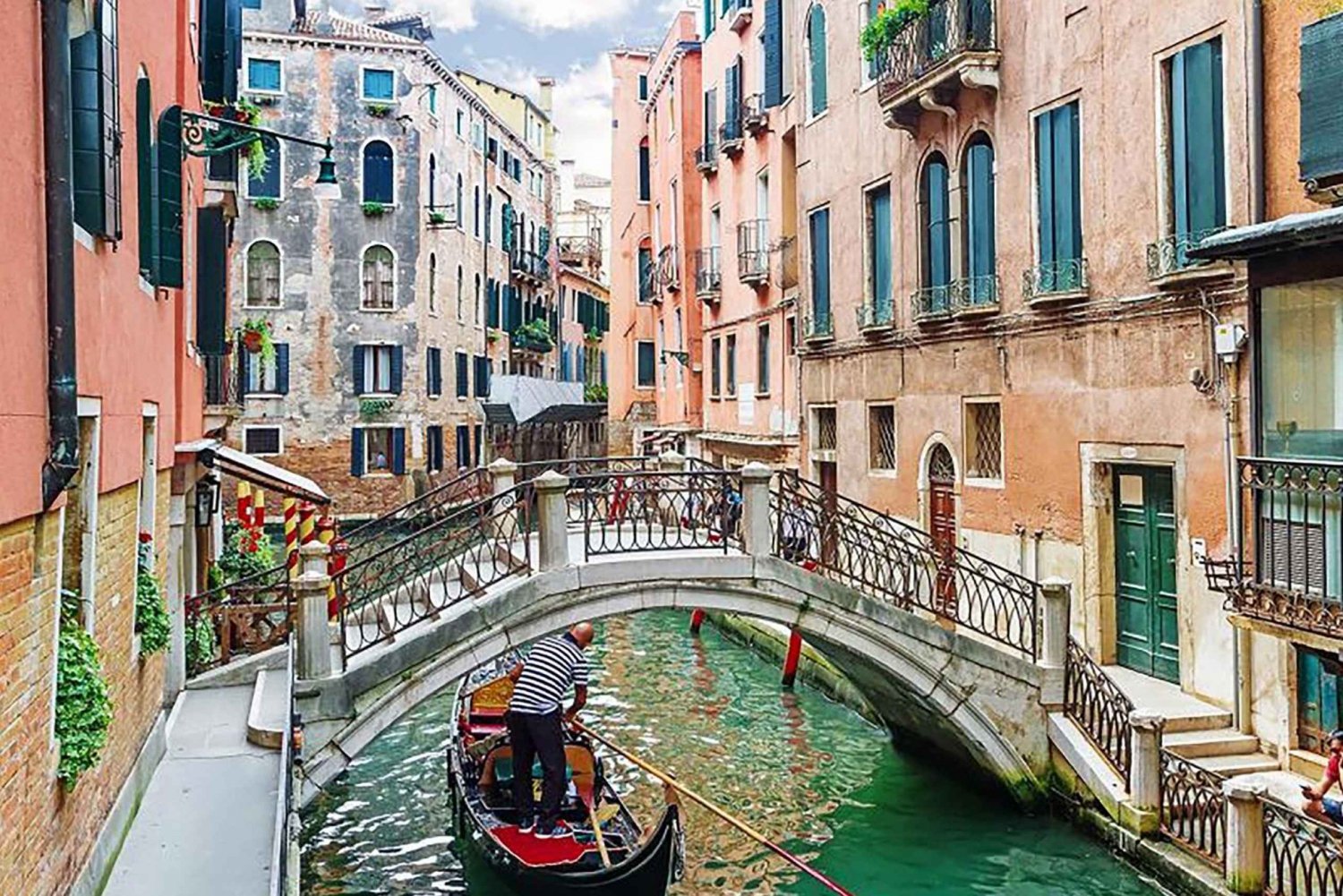 Venice: Guided Walking Tour and Morning Gondola Ride