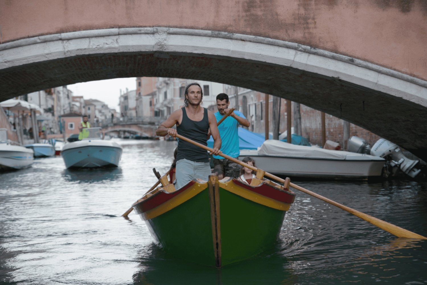Ramez sur un bateau vénitien traditionnel avec un guide de la région