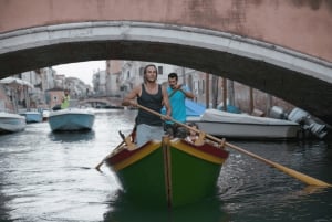 Ramez sur un bateau vénitien traditionnel avec un guide de la région