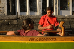 Ramez sur un bateau vénitien traditionnel avec un guide de la région