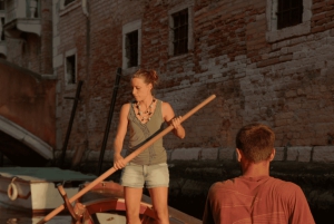 Ramez sur un bateau vénitien traditionnel avec un guide de la région