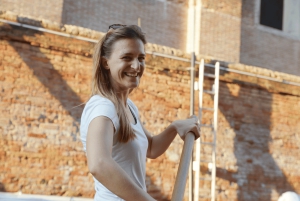 Ramez sur un bateau vénitien traditionnel avec un guide de la région