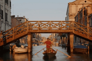 Ramez sur un bateau vénitien traditionnel avec un guide de la région