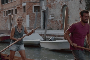 Ramez sur un bateau vénitien traditionnel avec un guide de la région