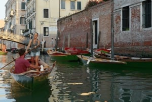 Ramez sur un bateau vénitien traditionnel avec un guide de la région