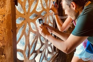 ヴェネツィアのガイド付きツアーでドージェ宮殿のホールを散策