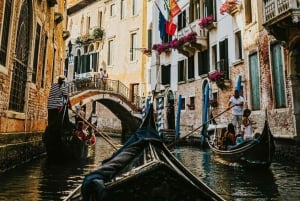 البندقية: ركوب الجندول المشترك عند غروب الشمس