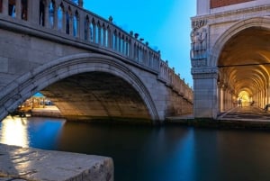 البندقية: ركوب الجندول المشترك عند غروب الشمس