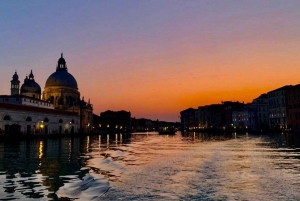 البندقية: ركوب الجندول المشترك عند غروب الشمس