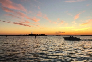 البندقية: ركوب الجندول المشترك عند غروب الشمس