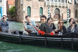 البندقية: ركوب الجندول المشترك عند غروب الشمس