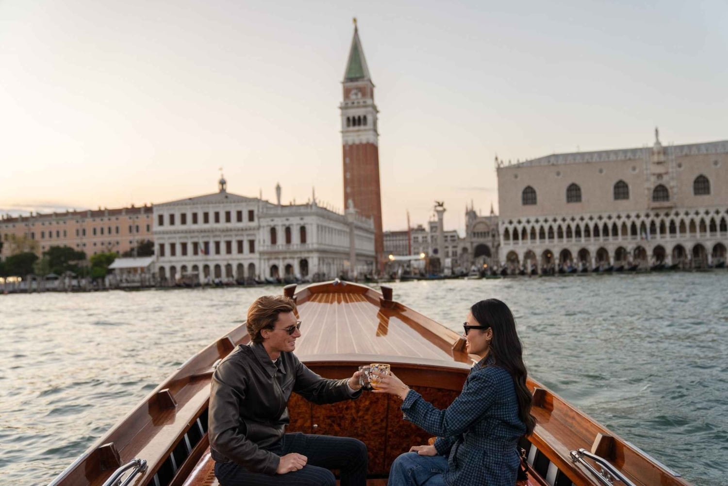 ベニス・ラグーンでのサンセット・セレニティ・クルーズ