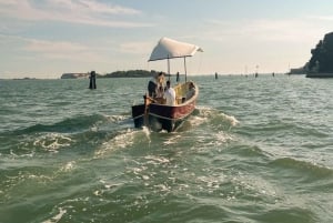 جولة غروب الشمس على متن قارب تقليدي في بحيرة البندقية