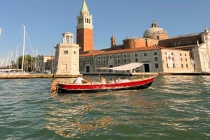 جولة غروب الشمس على متن قارب تقليدي في بحيرة البندقية