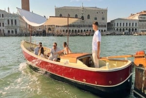 جولة غروب الشمس على متن قارب تقليدي في بحيرة البندقية