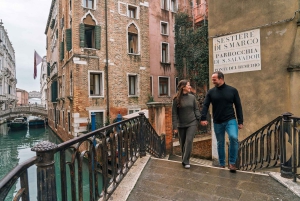 Zeitloses Venedig: Luxuriöses Fotoshooting mit einem lokalen Fotografen
