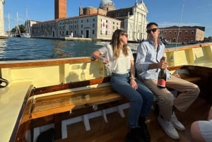 Passeio de barco típico na lagoa de Veneza