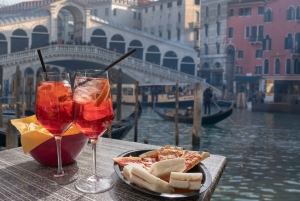 Traditional Italian Food and Venice Old Town Private Tour