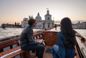Viaja en el tiempo en Murano con un barco histórico veneciano