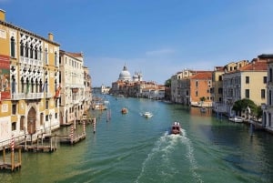 Venetian Gondola Serenade: A Romantic Journey Private