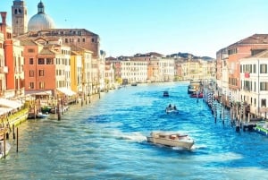 Venetian Gondola Serenade: A Romantic Journey Private