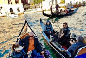 Venice: 30-Minute Gondola Ride on Grand Canal with Serenade