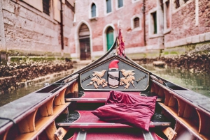 Venice: 30-Minute Gondola Ride on Grand Canal with Serenade