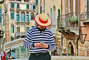 Venice: 30-Minute Gondola Ride on Grand Canal with Serenade