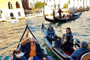 Venedig: 30-minuters gondoltur på Canal Grande med Serenade