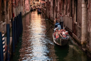 Venedig: 30-minuters gondoltur på Canal Grande med Serenade