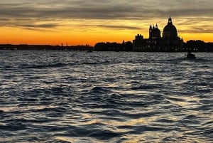 Veneza: passeio de barco entre sussurros de água e luz, uma realidade a ser descoberta