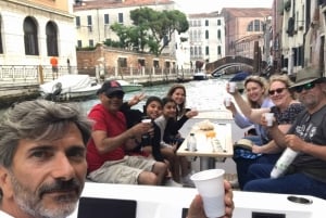 Veneza: passeio de barco entre sussurros de água e luz, uma realidade a ser descoberta