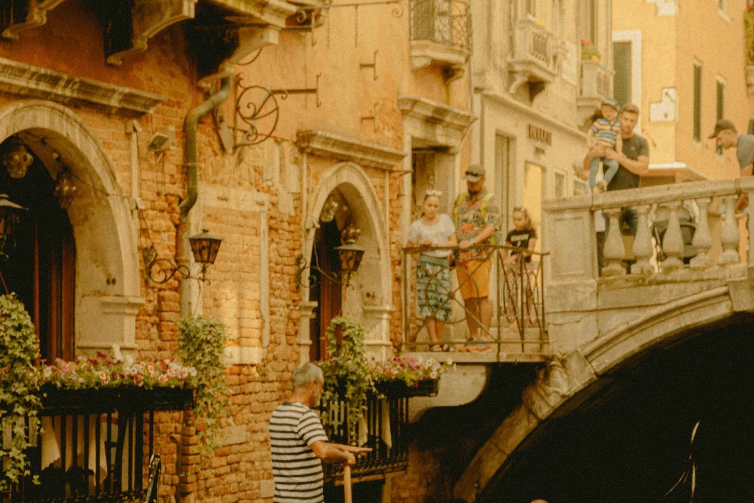 Venezia: En romantisk gondoltur under Sugete-broen