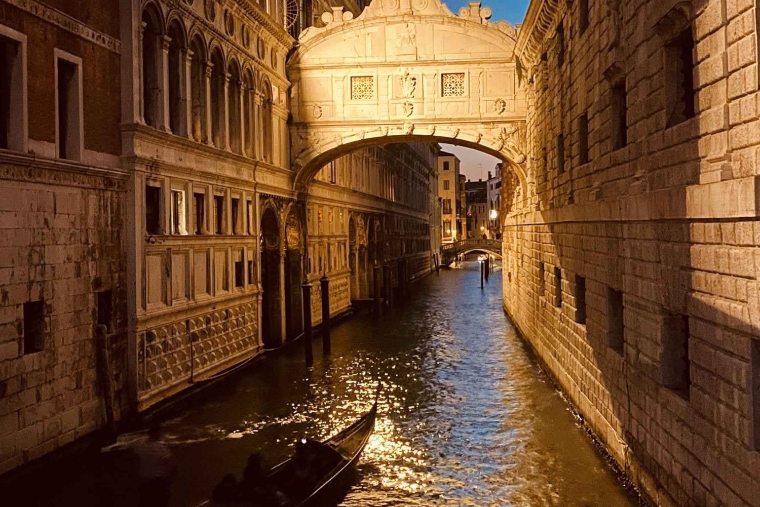 Venezia: En romantisk gondoltur under Sugete-broen