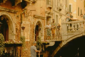 Venezia: En romantisk gondoltur under Sugete-broen