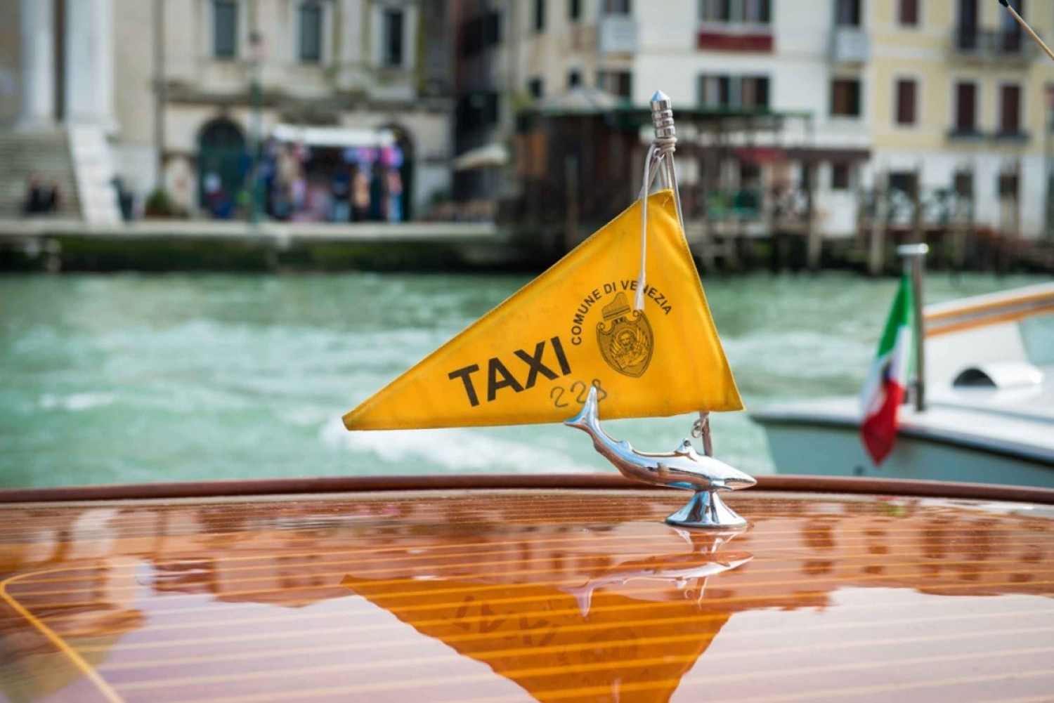 Venice : Airport to Hotel Private Water Taxi Transfer Trip