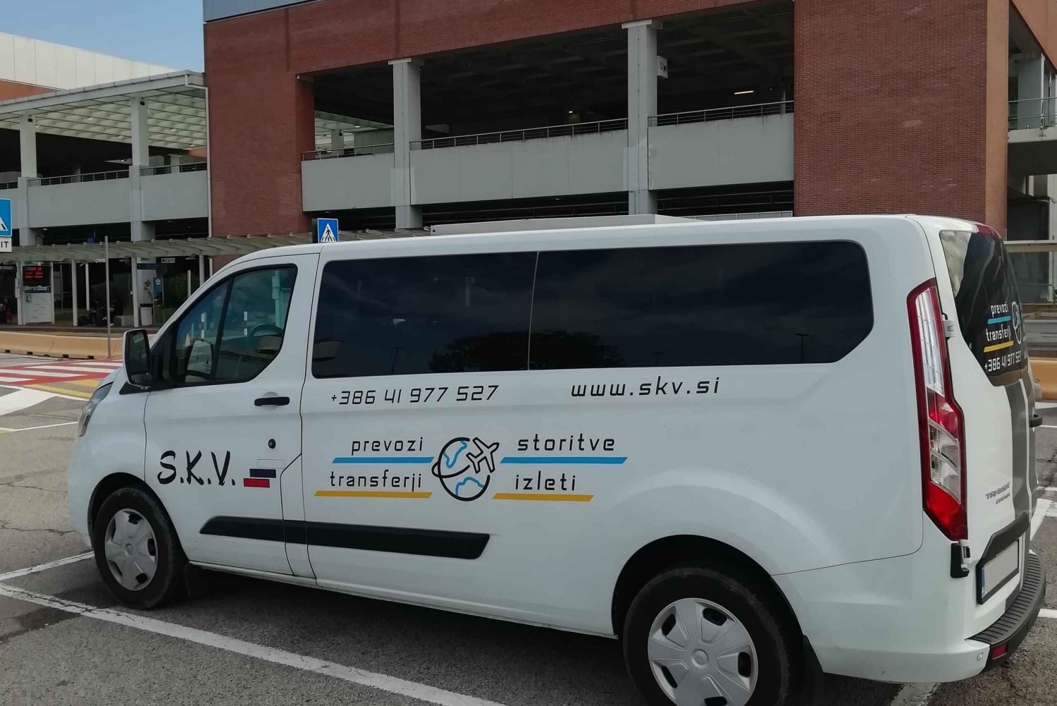 ヴェネツィア：トリエステへの空港送迎