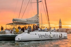 Venecia: Crucero de Jazz en Catamarán al Atardecer con Aperitivo