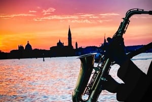 Venecia: Crucero de Jazz en Catamarán al Atardecer con Aperitivo