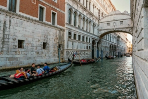 Venedig: Dogepalatset och Basilika Tour med Gondoltur