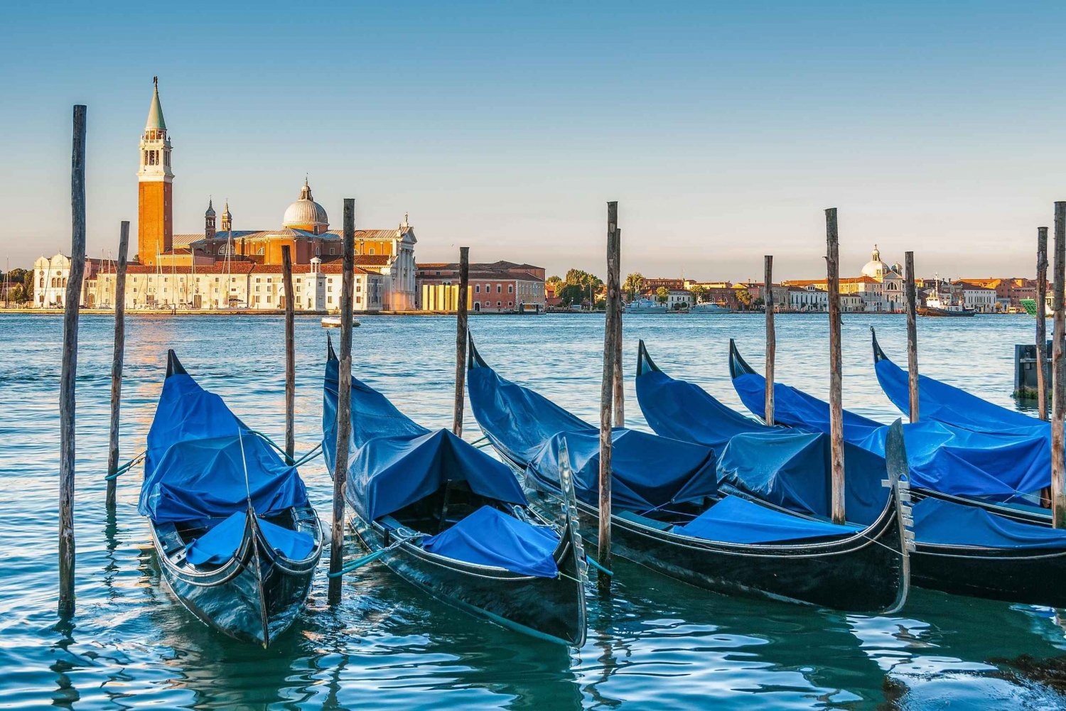 Venice: Gondola Meet and Share with App Commentary
