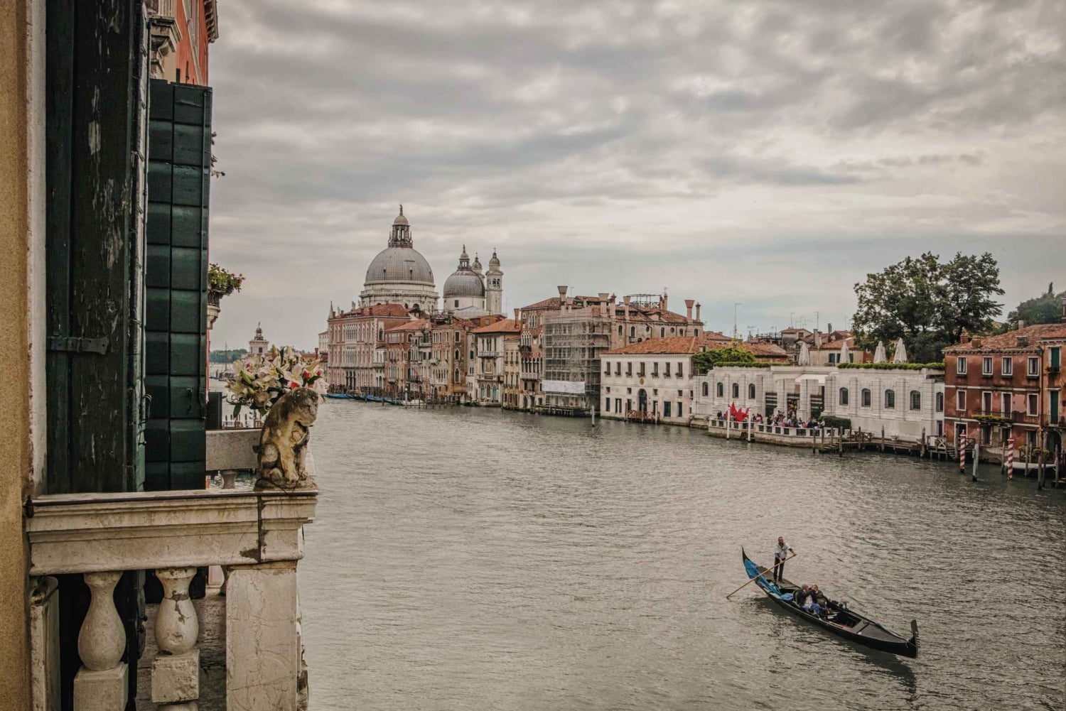 Venecia: Paseo en góndola y cena de gala en un palacio veneciano