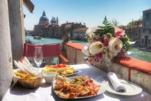 Venice: Gondola Ride and a Gala Dinner in a Venetian Palace