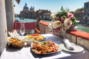 Venecia: Paseo en góndola y cena de gala en un palacio veneciano